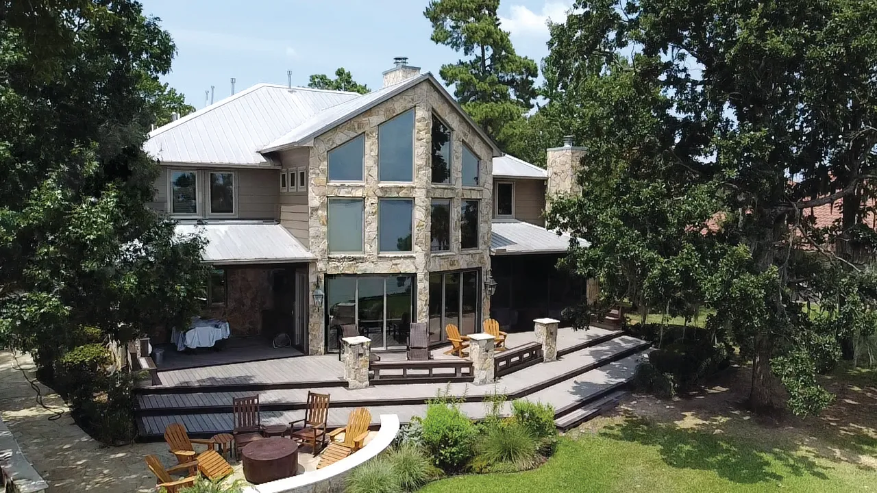 How to Work With a Pro Deck Builder to Create a Deck Design That Elevates Your Home